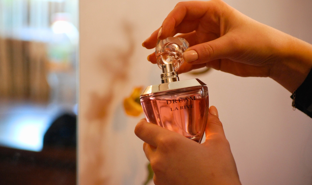 Perfume-Woman-Smells-Cosmetics