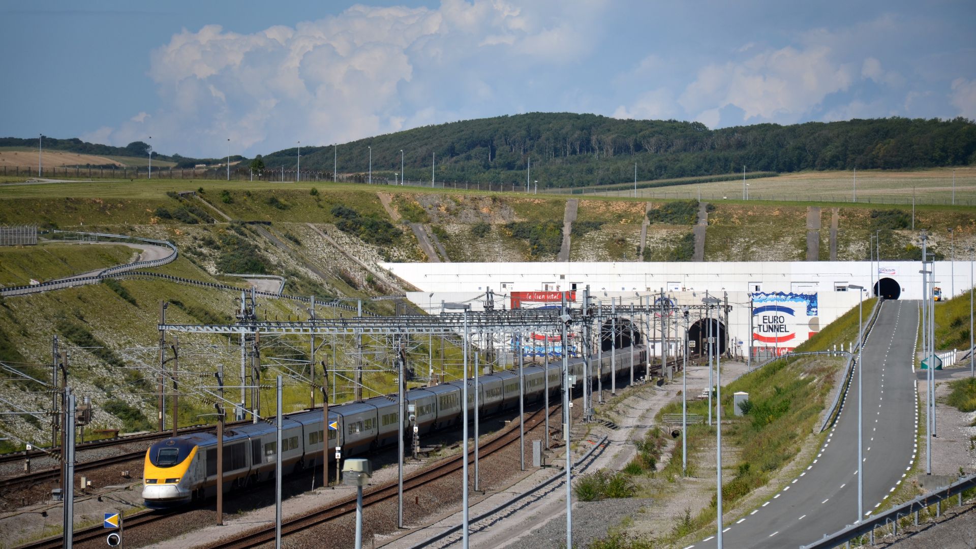 File:TGV TMST 3011-2 - Sortie Tunnel sous la Manche à Coquelles.jpg