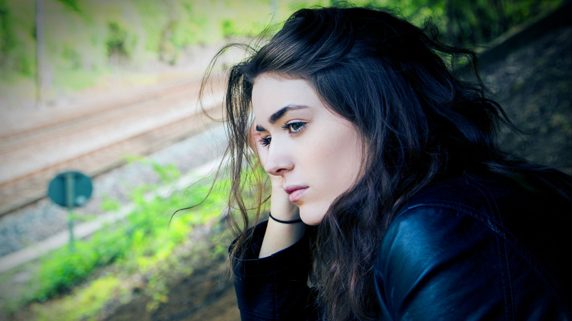 woman sitting outdoor during daytime