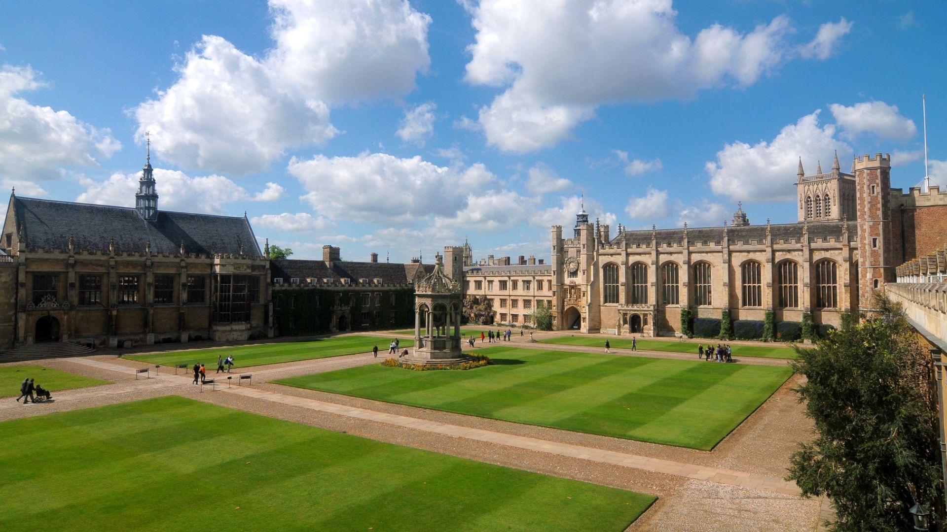 File:Cmglee Cambridge Trinity College Great Court.jpg