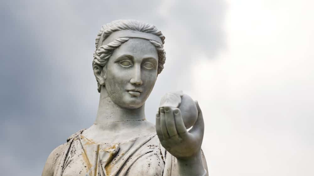 Shutterstock_357125162 Marble statue of the Greek goddess Hera or the Roman goddess Juno, holding an apple of discord in the park of the Palace and park complex Estate of G. Galagan. Sokyryntsi village, Ukraine - Image