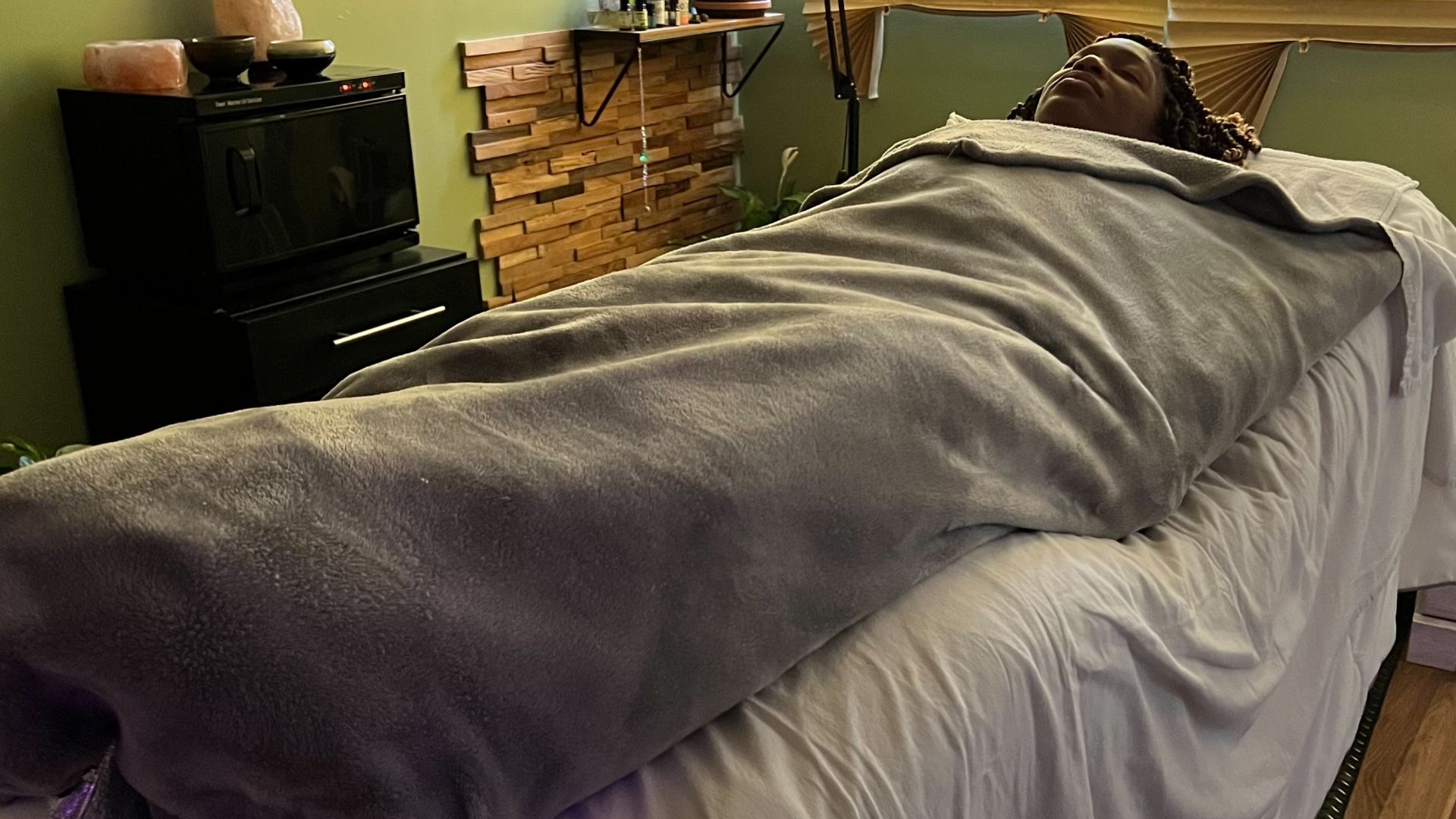 File:Body wrap treatment.jpg