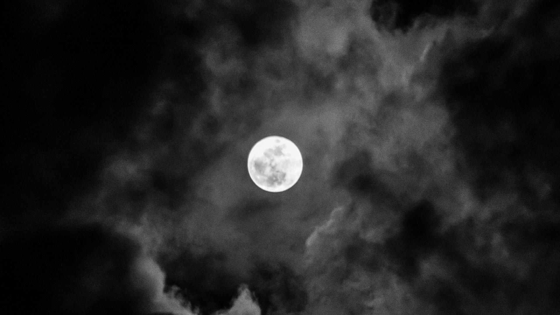 File:Full moon in the clouds.jpg