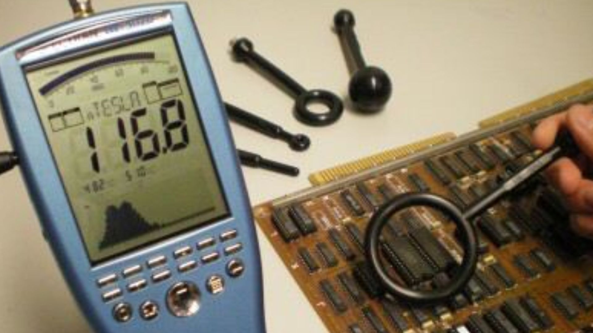 File:Aaronia EMF Spectrumanalyzer.jpg