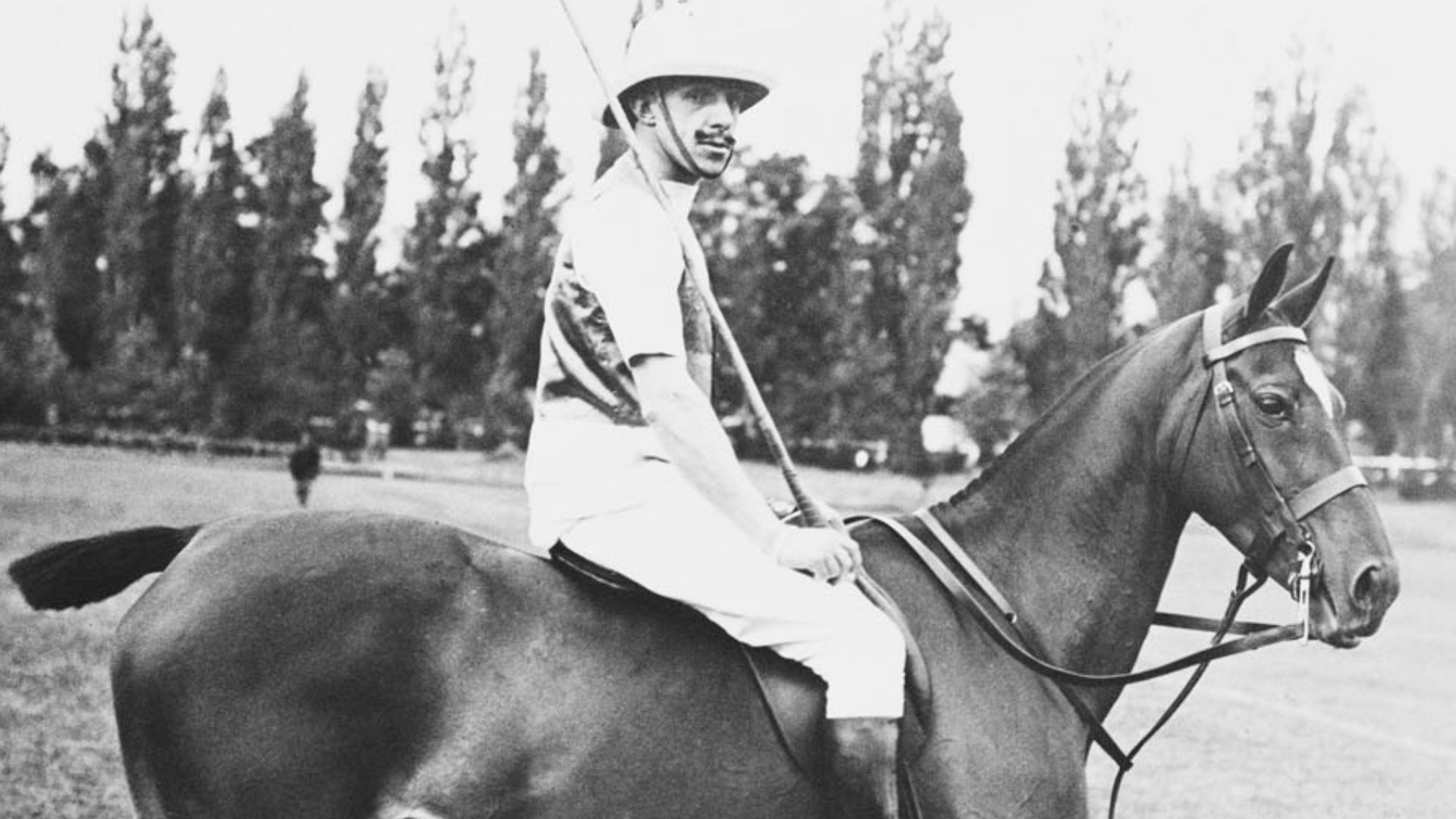 File:Alfonso XIII playing polo.jpg