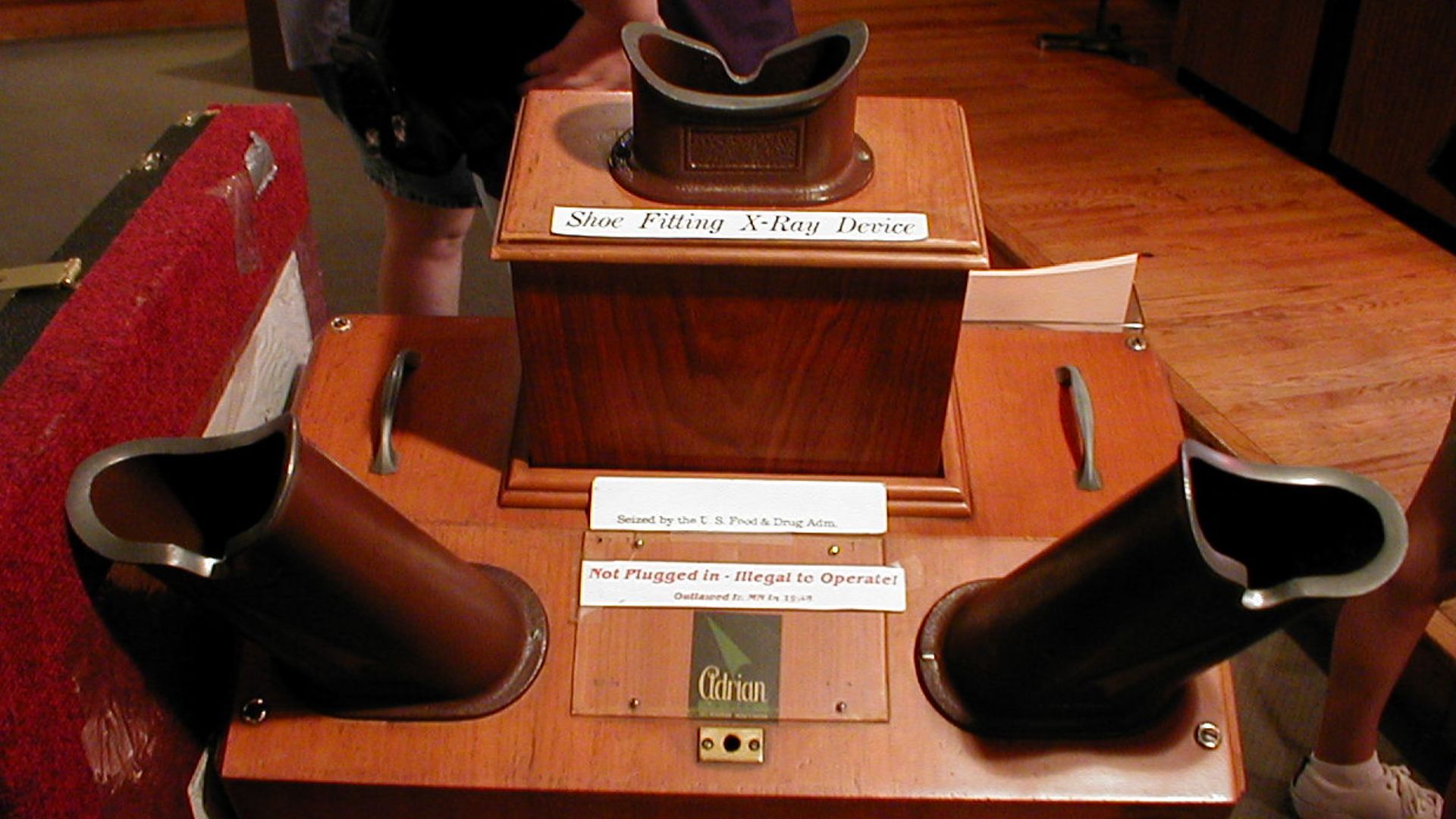File:X-ray machine for shoe fitting.jpg