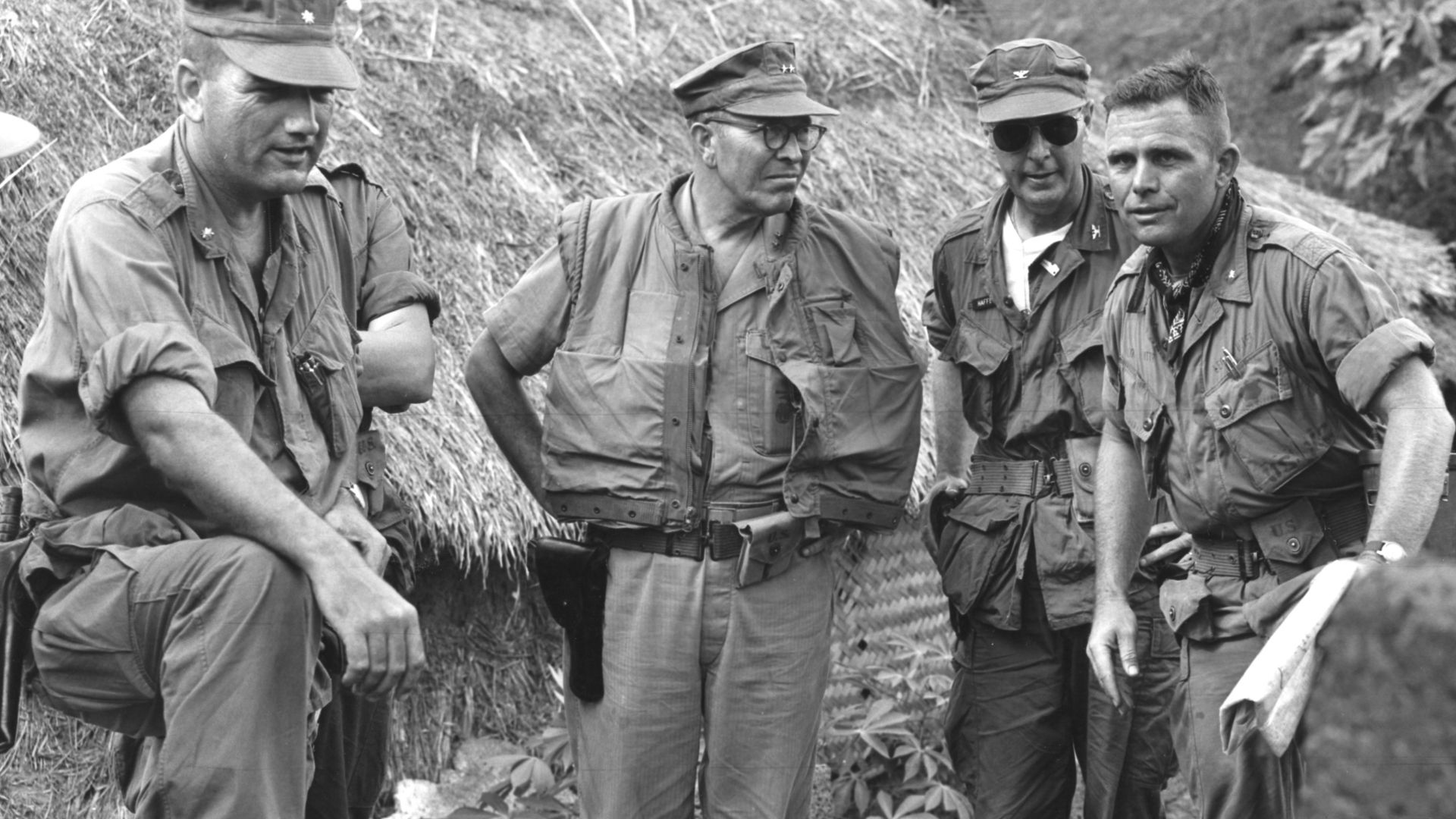 File:MG Fields and officer of 7th Marines, Vietnam 1966.jpg