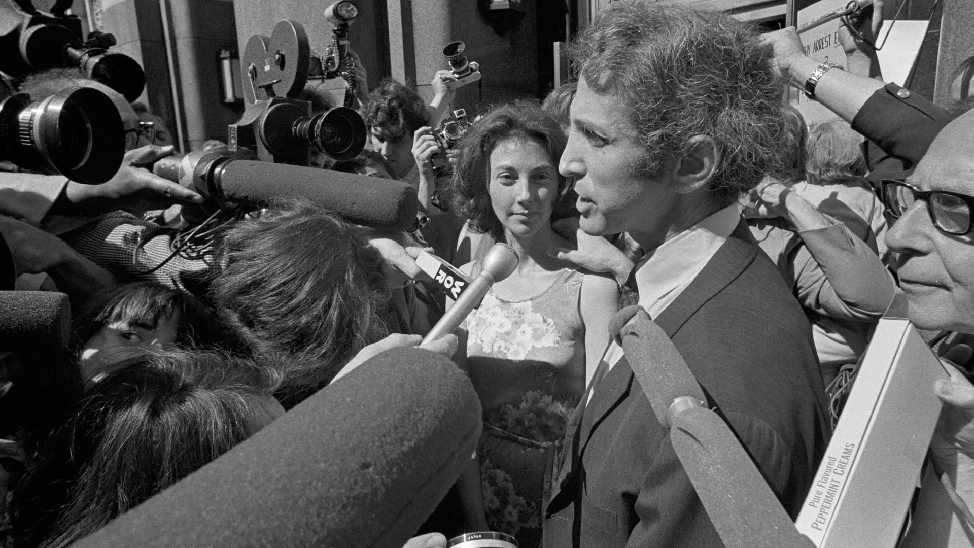 File:Daniel Ellsberg at Boston federal building, 1971.jpg