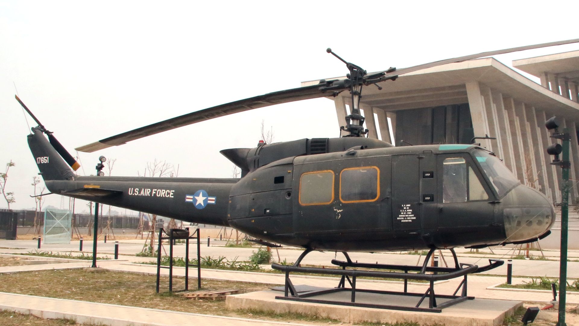 File:61-7651 Bell UH1H Iroquois.jpg