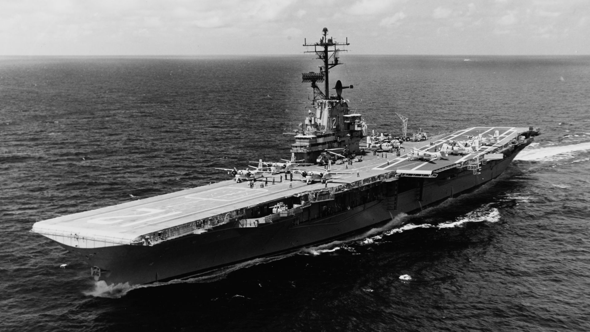File:USS Hornet (CVS-12) underway in the Gulf of Tonkin on 5 September 1967.jpg