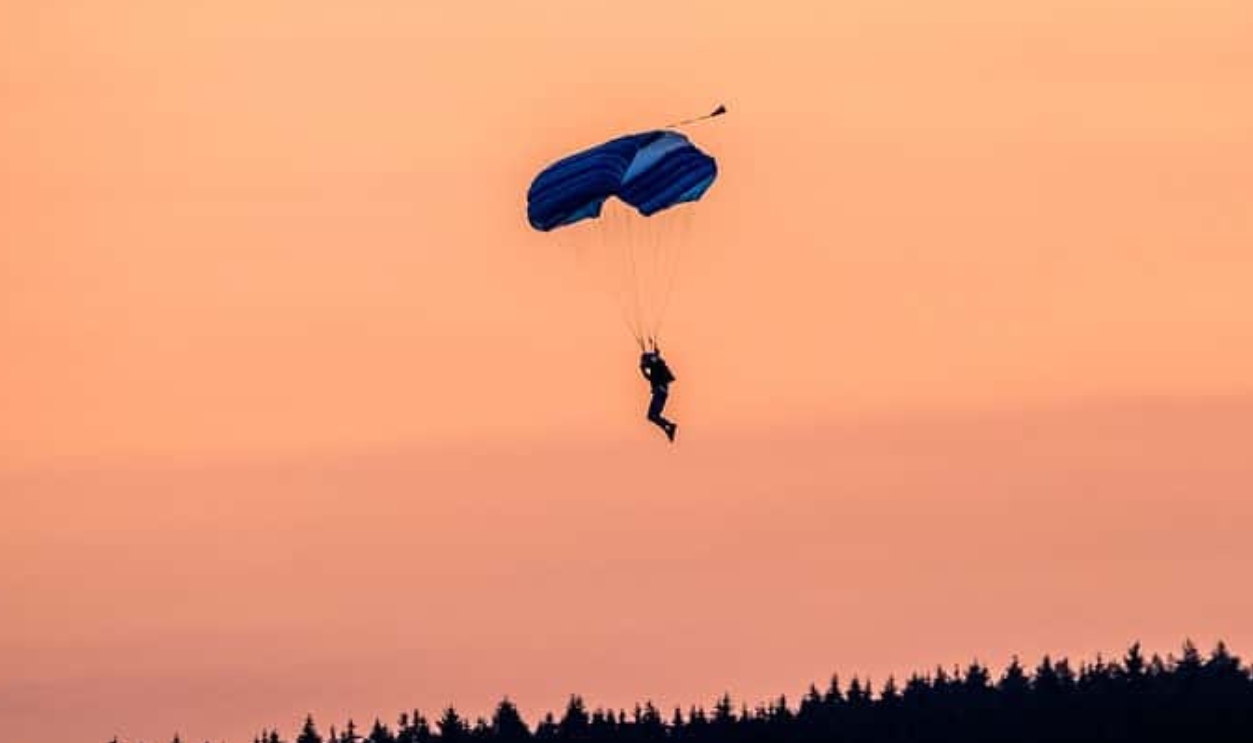 https://pixabay.com/photos/skydiver-parachute-skydiving-heaven-3648824/