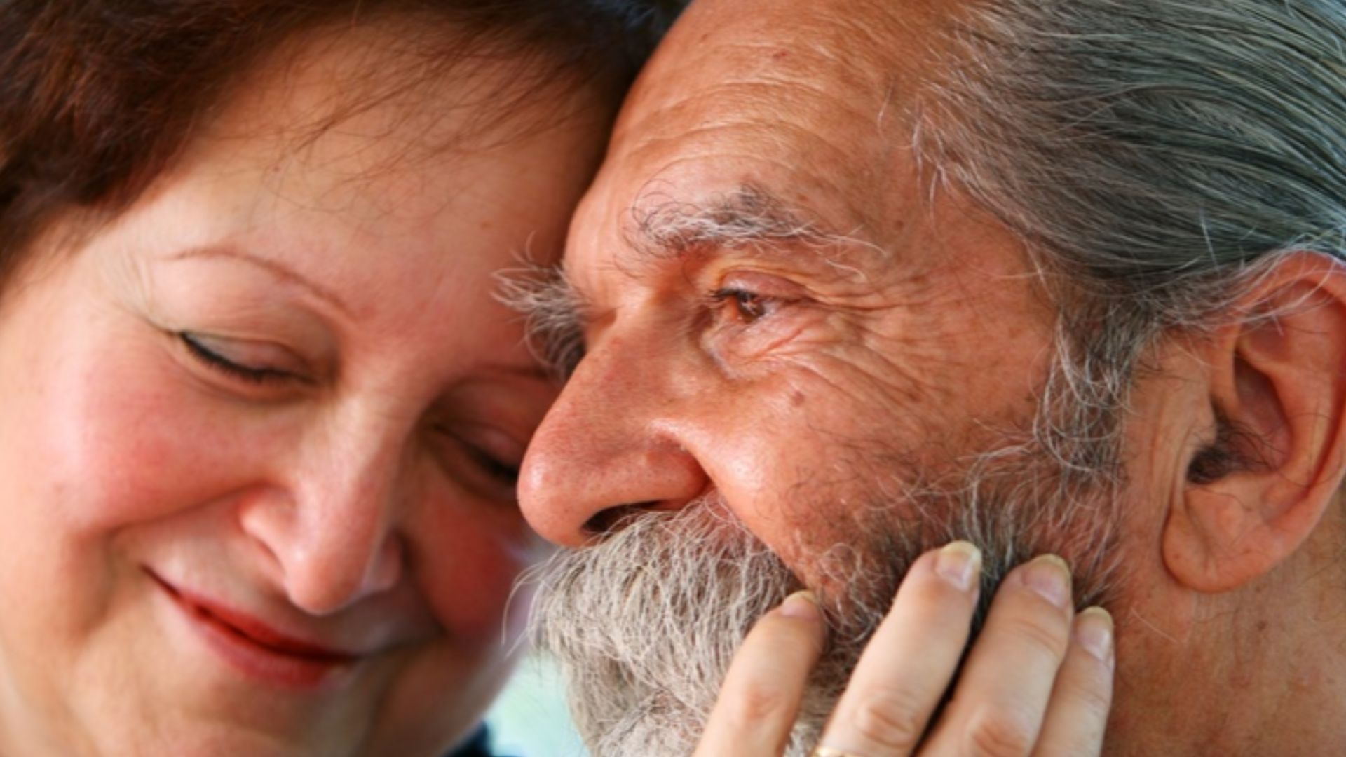 File:Old couple in love.jpg