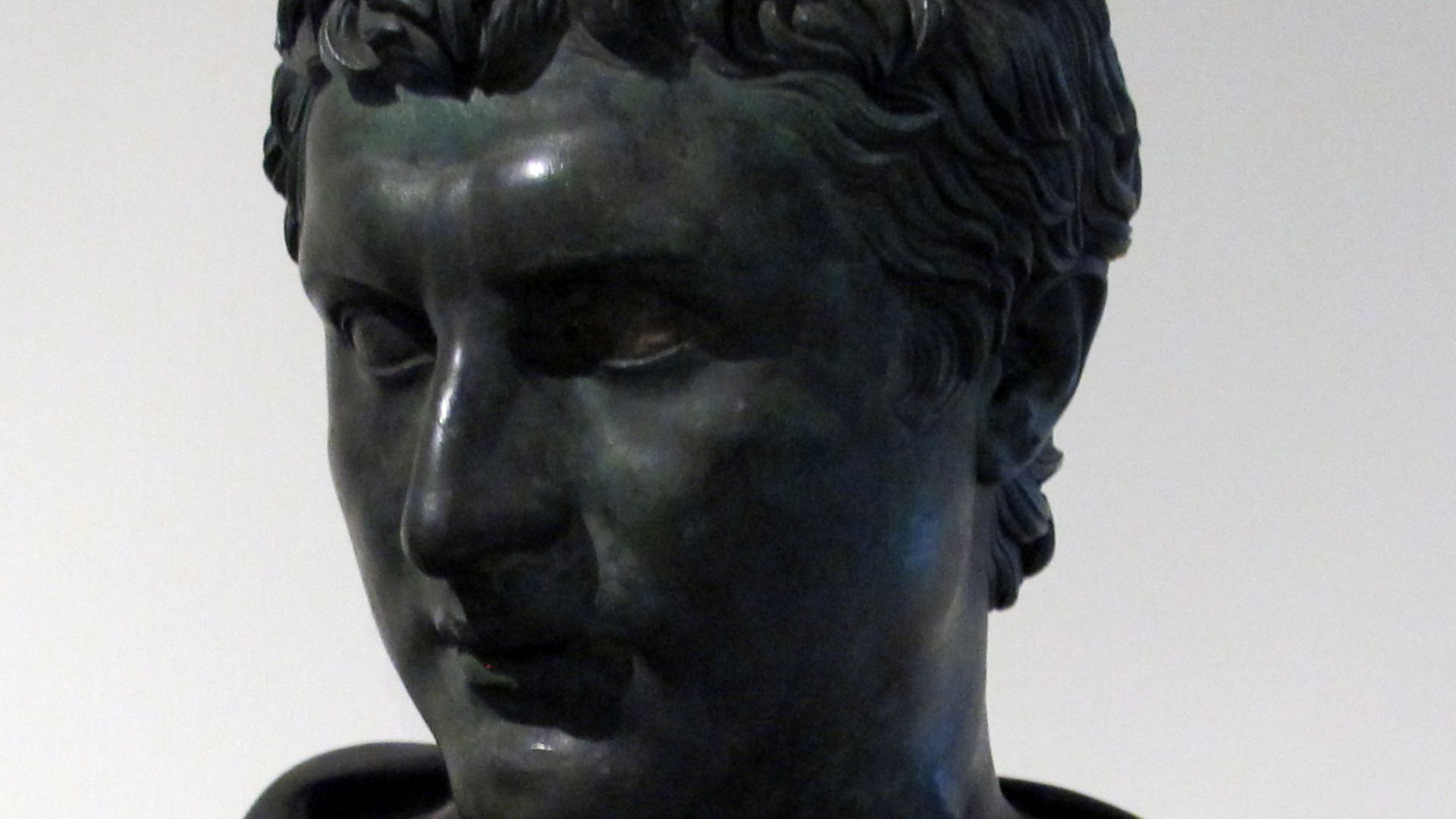File:Eumene II detto giovane comandante, da villa dei papiri, peristilio quadrato.JPG