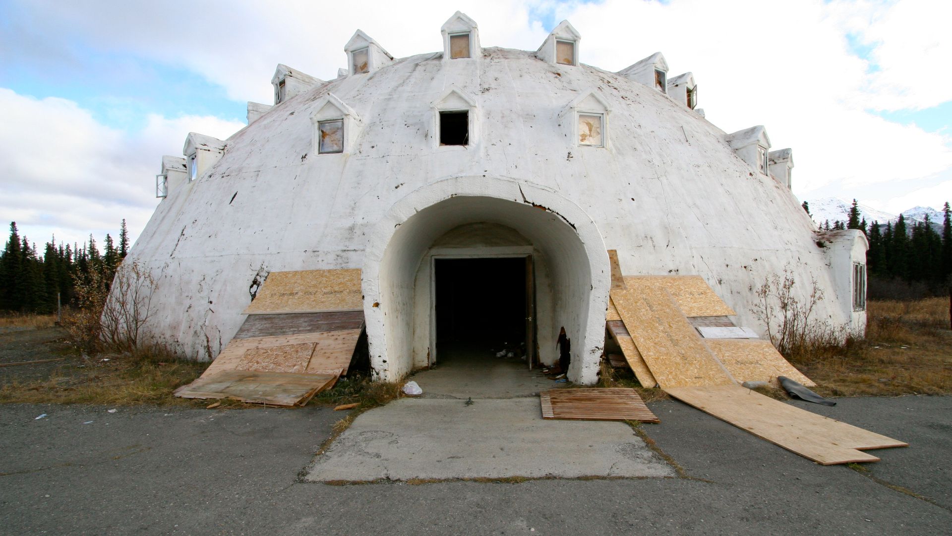 File:Igloo City Hotel (15442946809).jpg