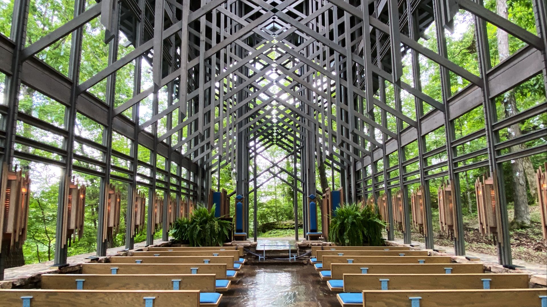 File:Thorncrown Chapel interior.jpg