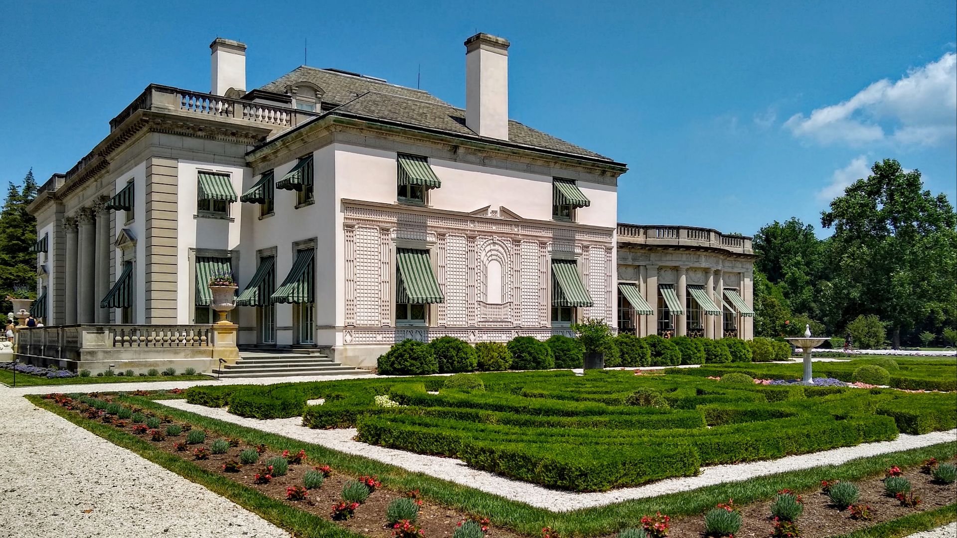File:Nemours Estate - Mansion side garden.jpg