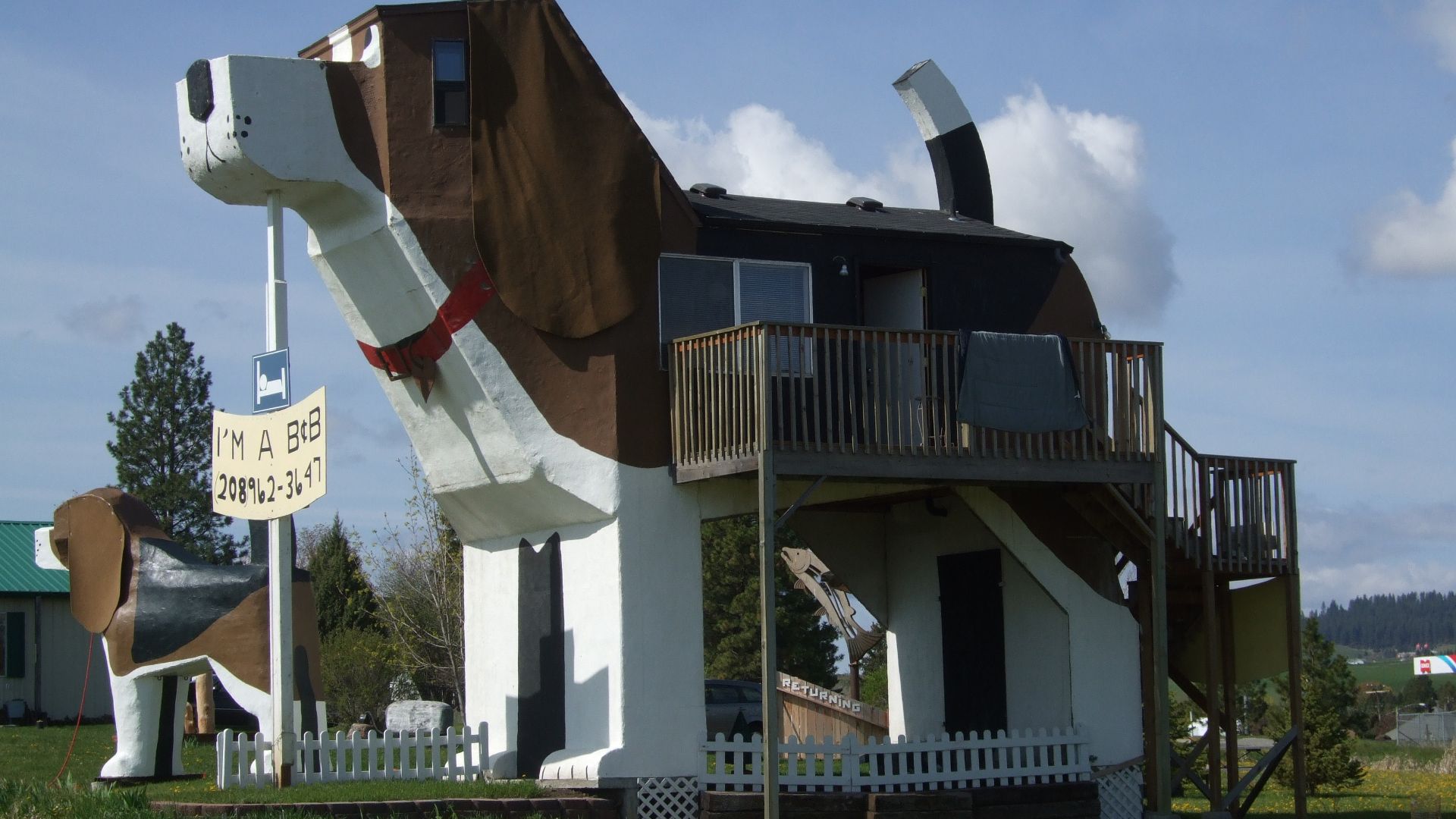 File:Dog Bark Park Inn.jpg