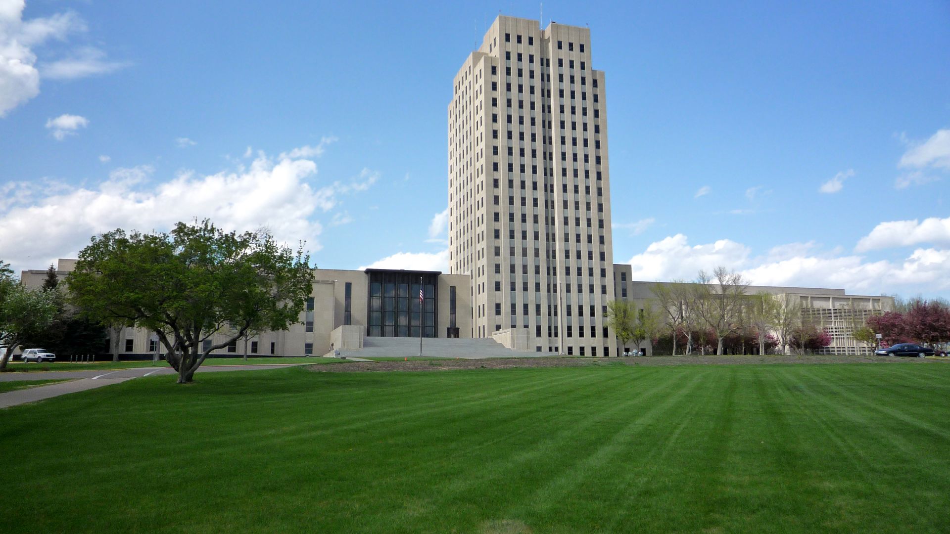 File:2009-0521-ND-StateCapitol.jpg