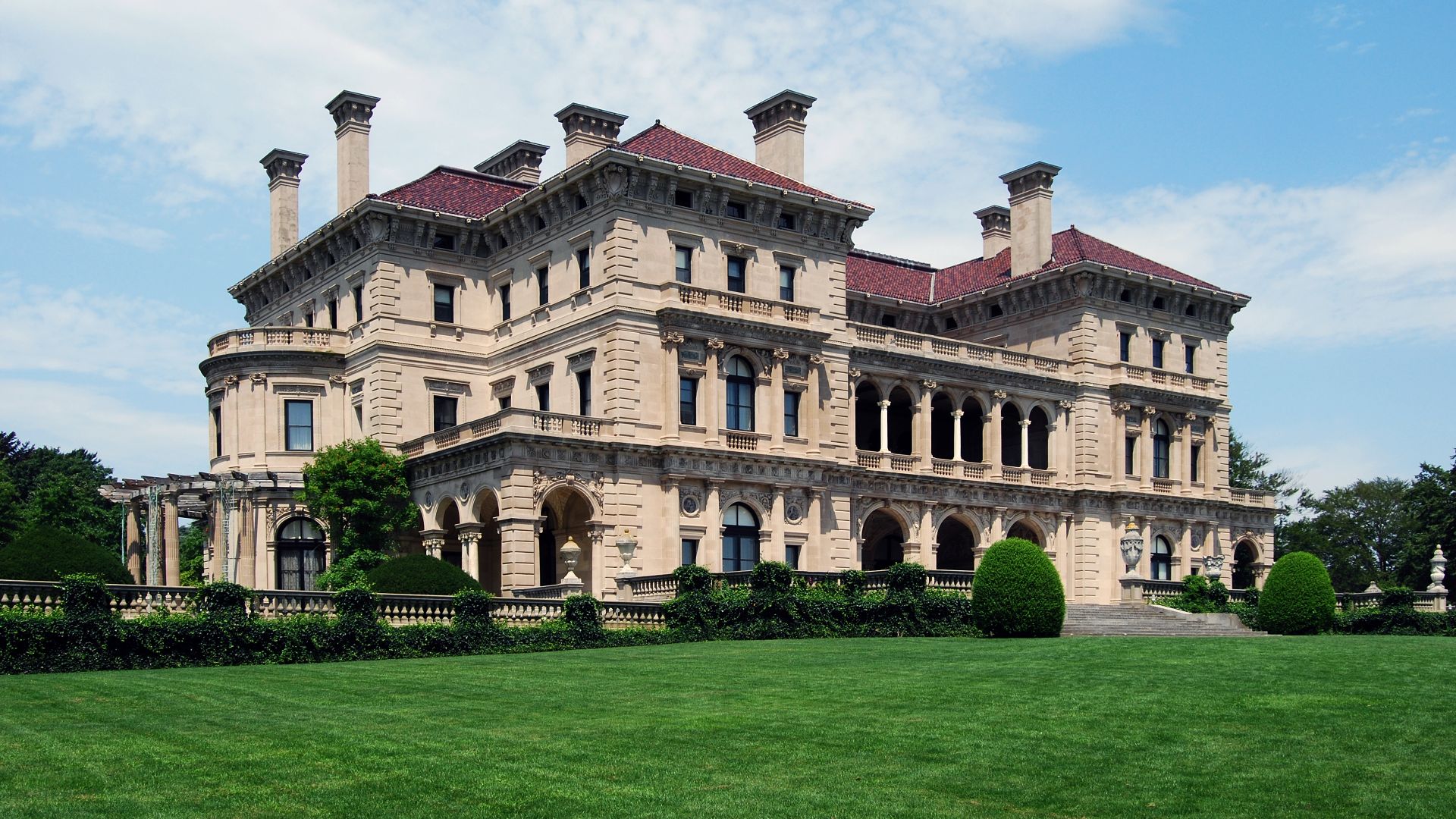 File:The Breakers Newport.jpg