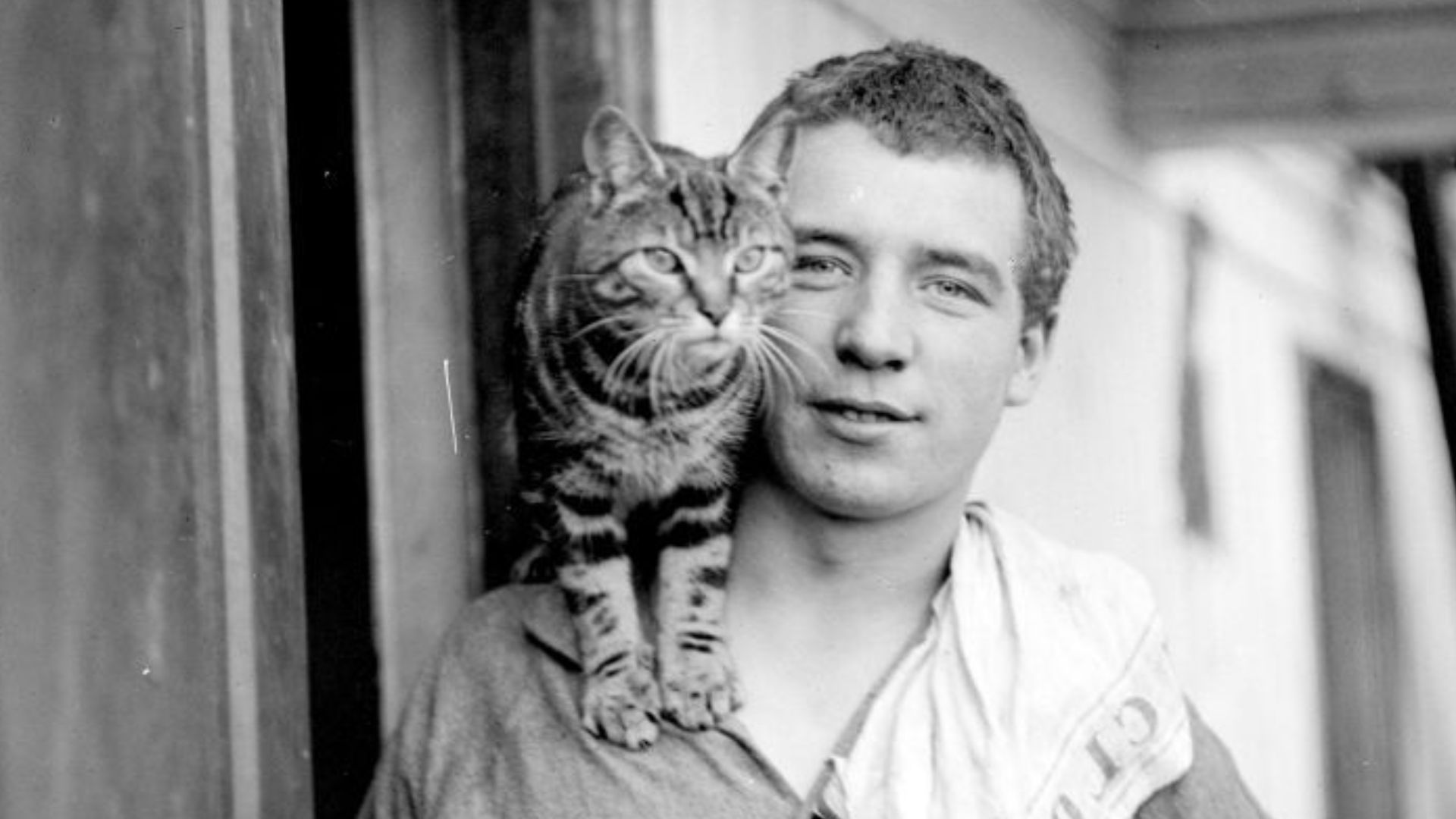 File:Welsh sailor and stowaway Perce Blackborow and Mrs Chippy.jpg