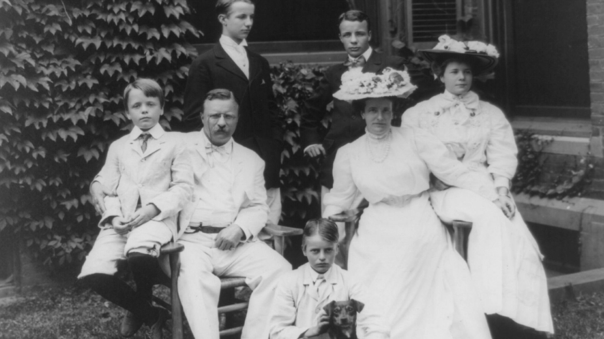 File:Theodore Roosevelt and Family - 24 August 1907.jpg