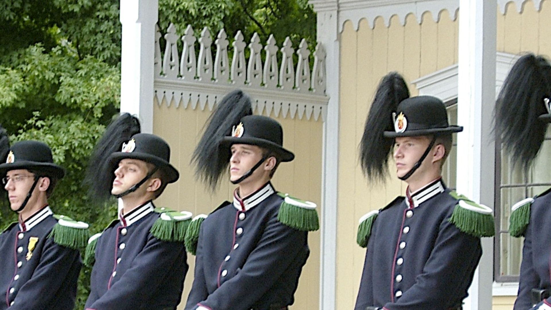 File:Royal Guards of Norway guard Royal Palace Oslo 2008-08-06 Changing of the guard uniforms rifles (HMKG Hans Majestet Konges Garde garden gardister vakter soldater vaktskifte Slottet vaktbu uniform) DSCF0181.jpg