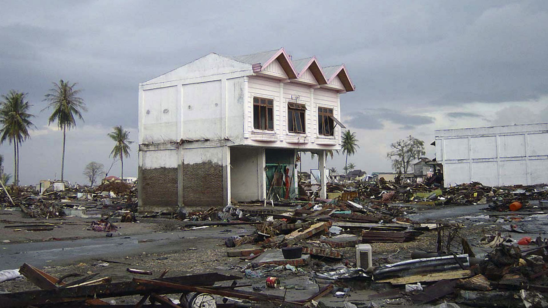 File:Street in downtown Banda Aceh after 2004 tsunami DD-SD-06-07372.JPEG