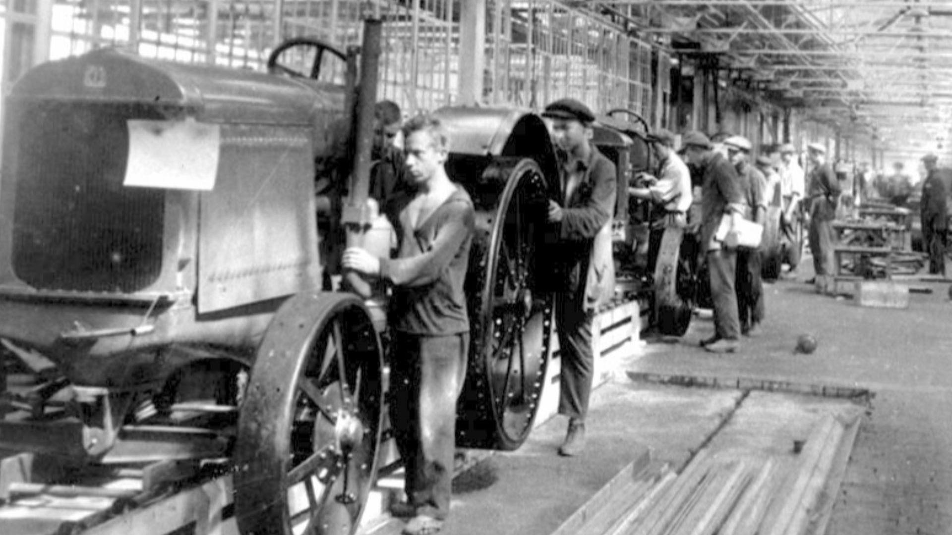 File:В цеху Сталинградского тракторного завода 1930 год.jpg