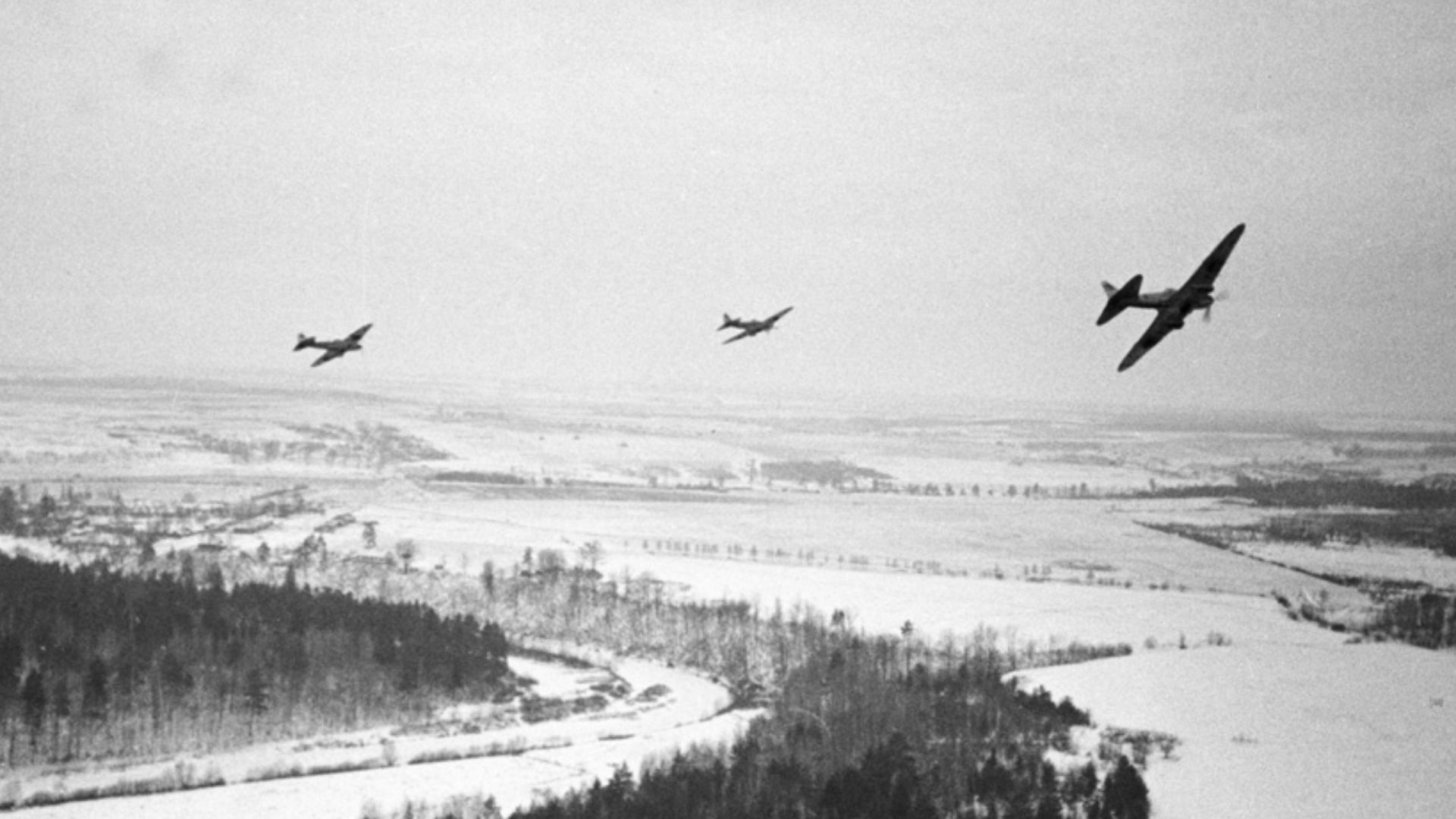 File:RIAN archive 2564 Soviet planes flying over Nazi positions near Moscow.jpg