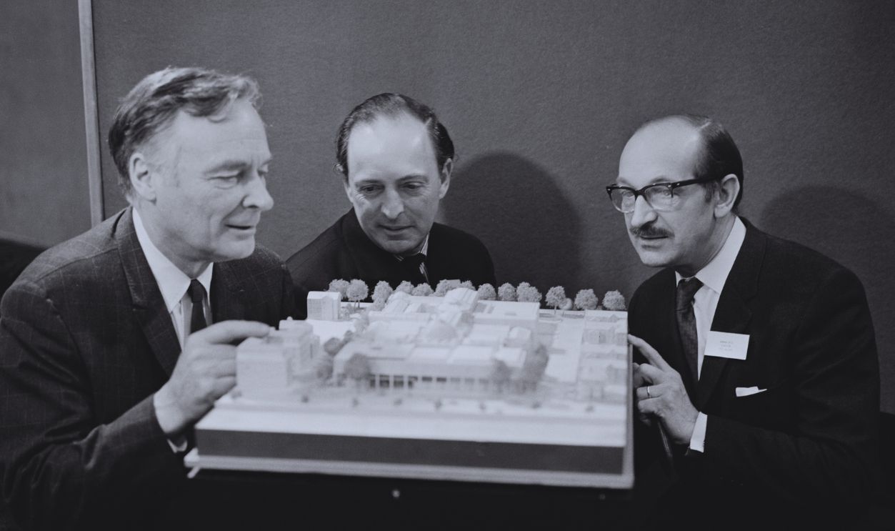 Gettyimages - 	1127760372, Tate Development British architect Richard Llewelyn-Davies (1912 - 1981) showing a prototype of his planned extension of the Tate Britain to British solicitor, artist and Arts administrator Anthony Baruh Lousada (1907 - 1994) and British arts administrator and Tate assistant director Norman Reid (1915 - 2007), UK, 6th February 1969.  
