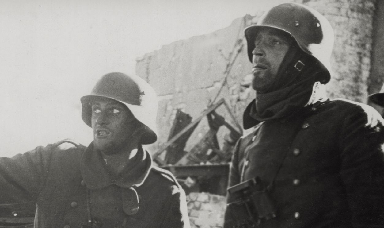 Some soldiers of the German army realizing to be surrounded by the counter-attacking Russians. Stalingrad, December 1942