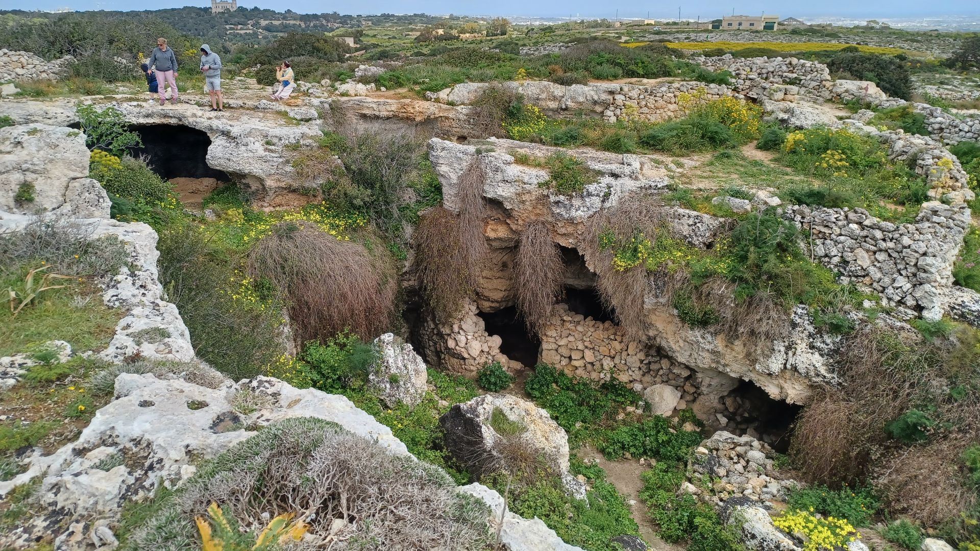 File:Misraħ Għar il-Kbir cave dwellings 04.jpg