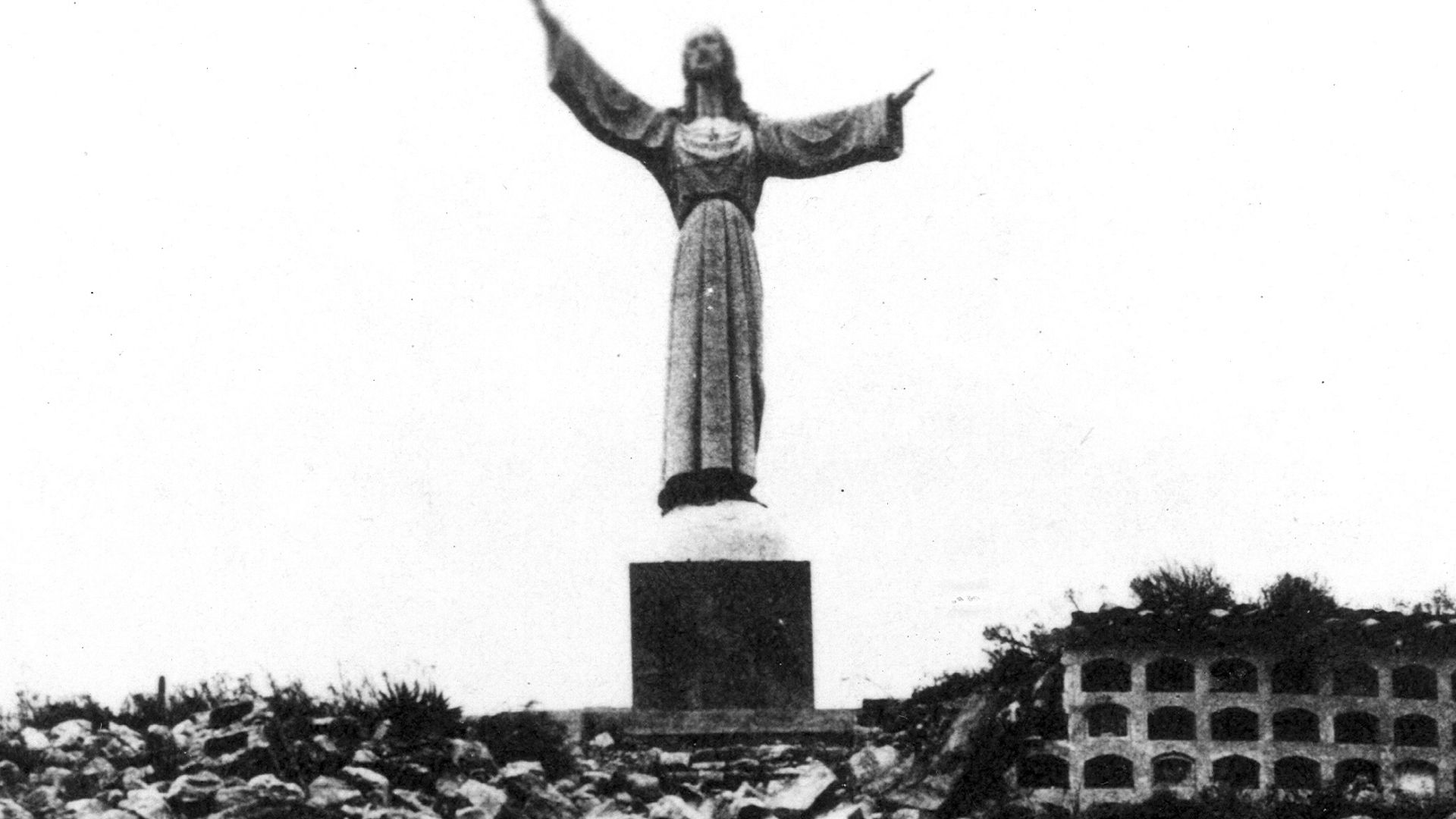 File:Statue of Christ at Cemetery Hill overlooking old Yungay.jpg