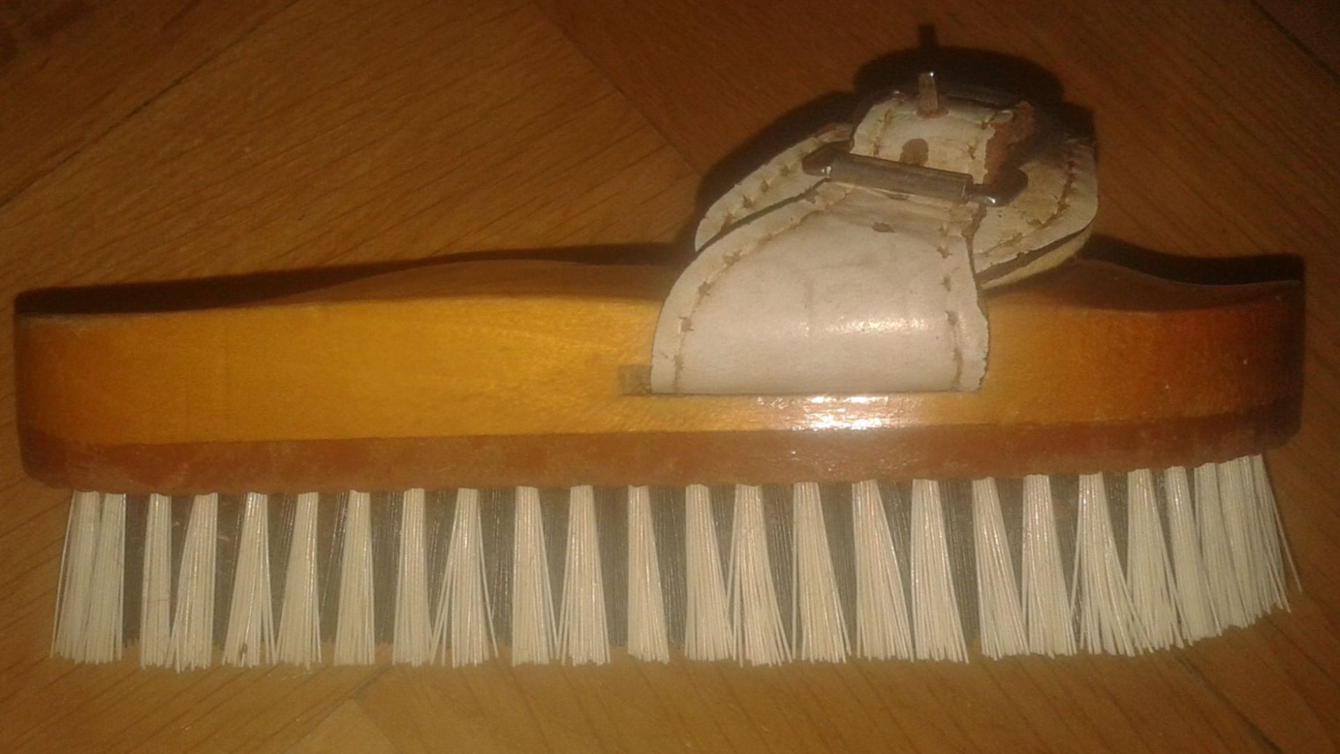 File:Berkemann Sandalen-Bürstchen - um 1970.jpg