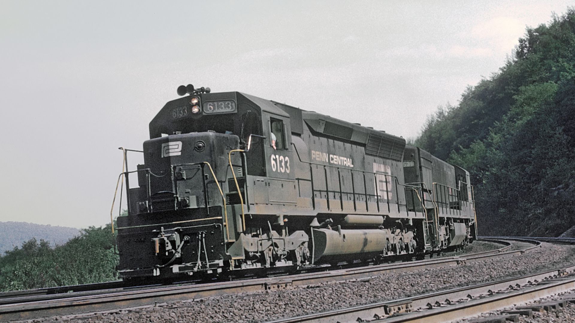 File:PC SD45 6133 on Horsesoe Curve near Altoona, PA on September 13, 1970 (24713401701).jpg