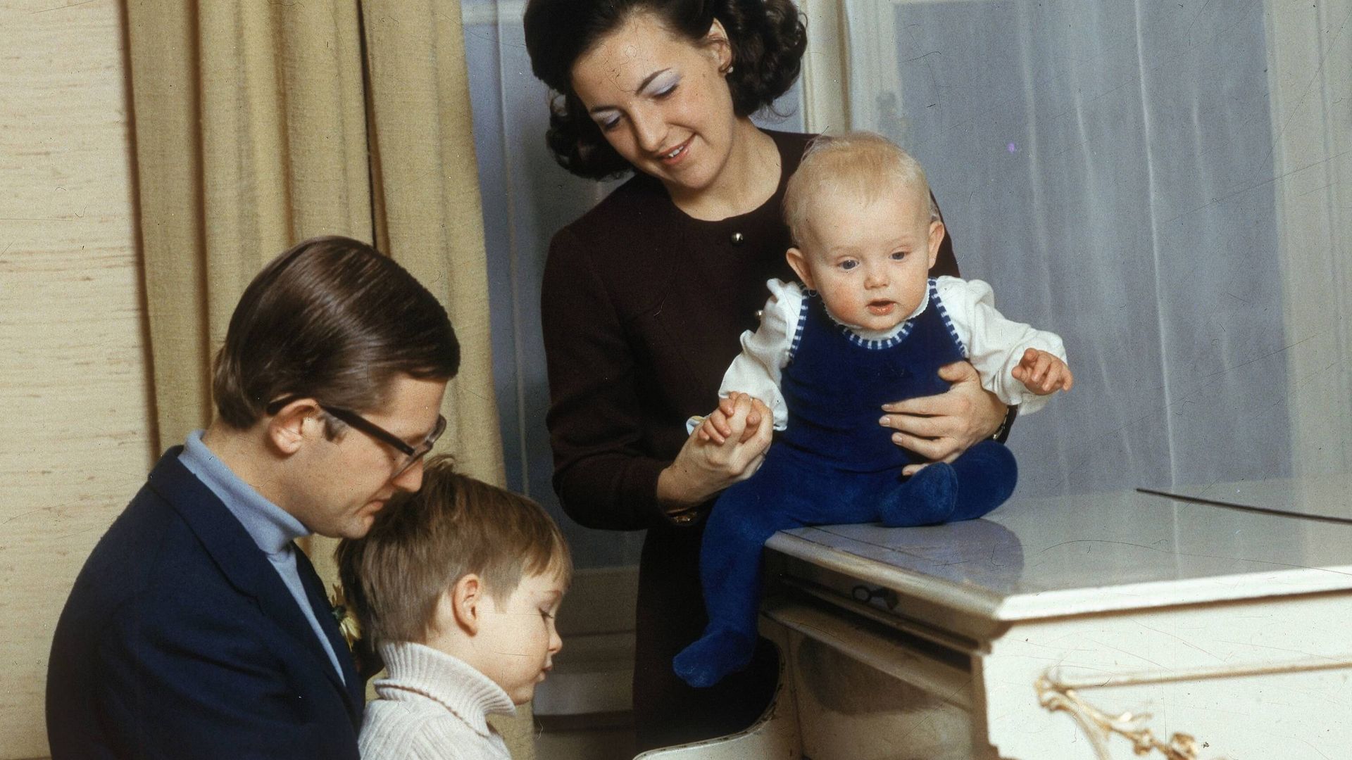 File:Gezin Van Vollenhoven bij de piano 1970.jpg