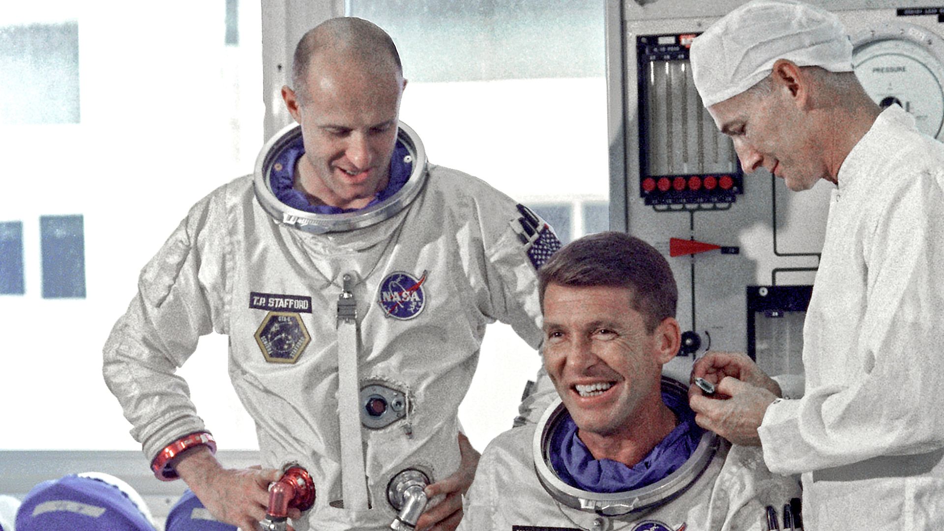 File:Schirra and Stafford Suit-Up - GPN-2000-001478.jpg