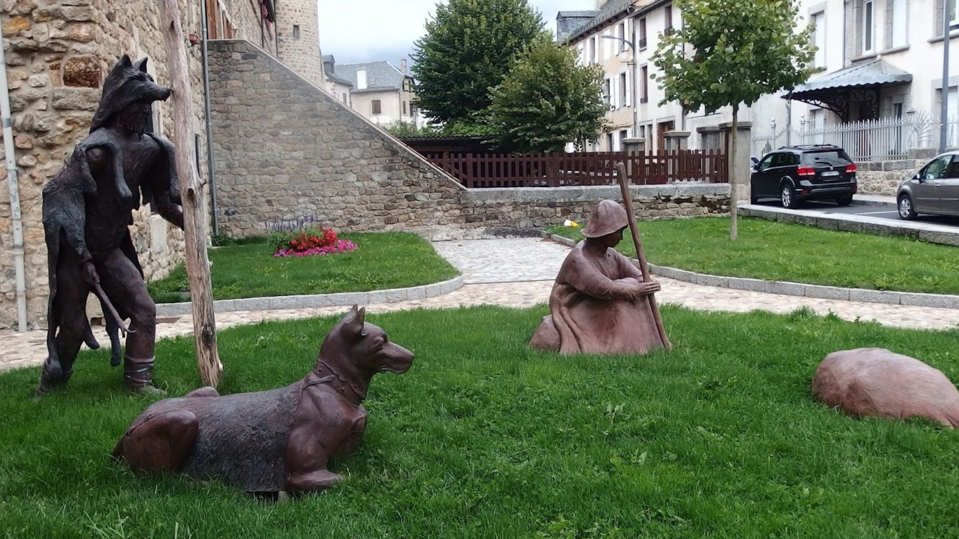 File:Bête du Gévaudan - sculptures.jpg