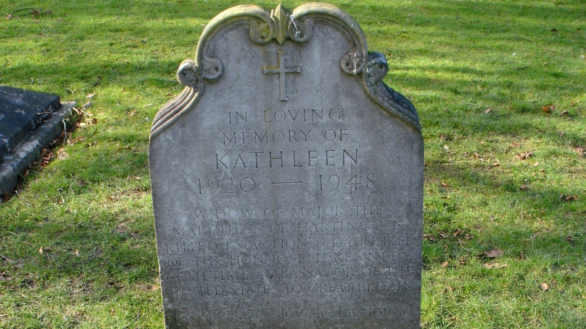 File:St Peter's Churchyard, Edensor - grave of Kathleen Cavendish, Marchioness of Hartington (née Kennedy, 1920–1948).JPG
