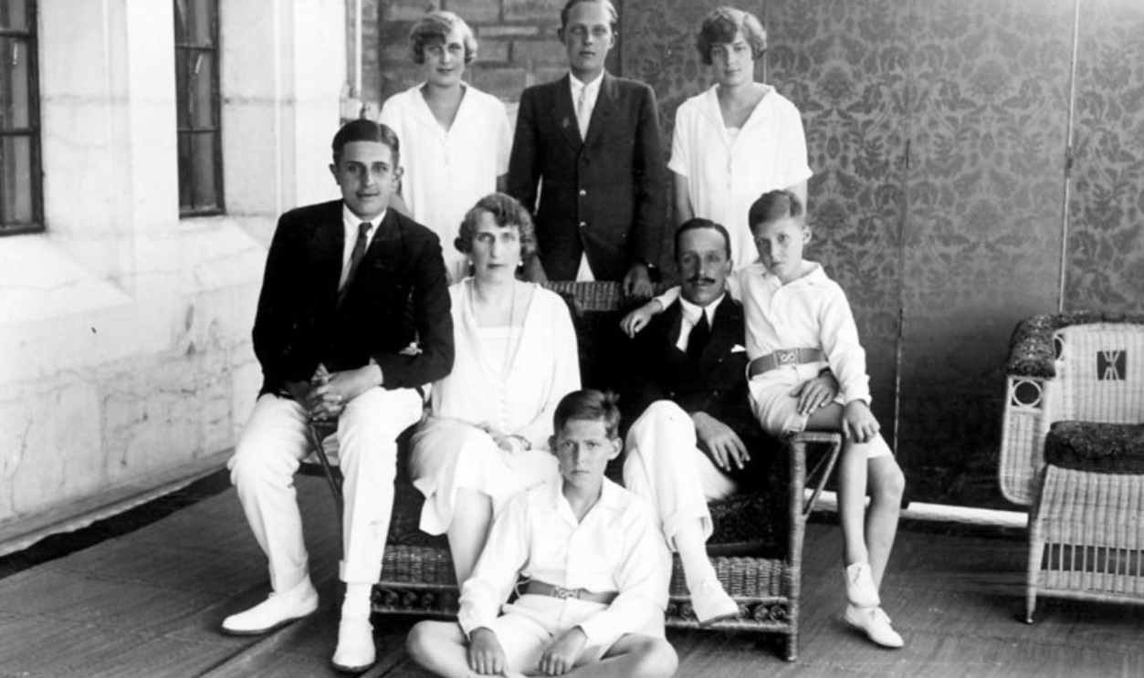 Alfonso Xiii And Queen Victoria Eugenia With Their Six Children