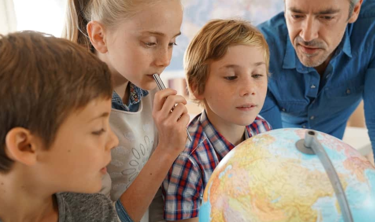 Teacher With Kids, Shutterstock, 536629183