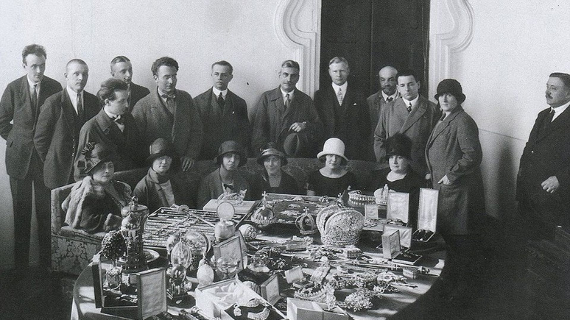 File:Imperial regalia of Russia - BW photo 4.jpg