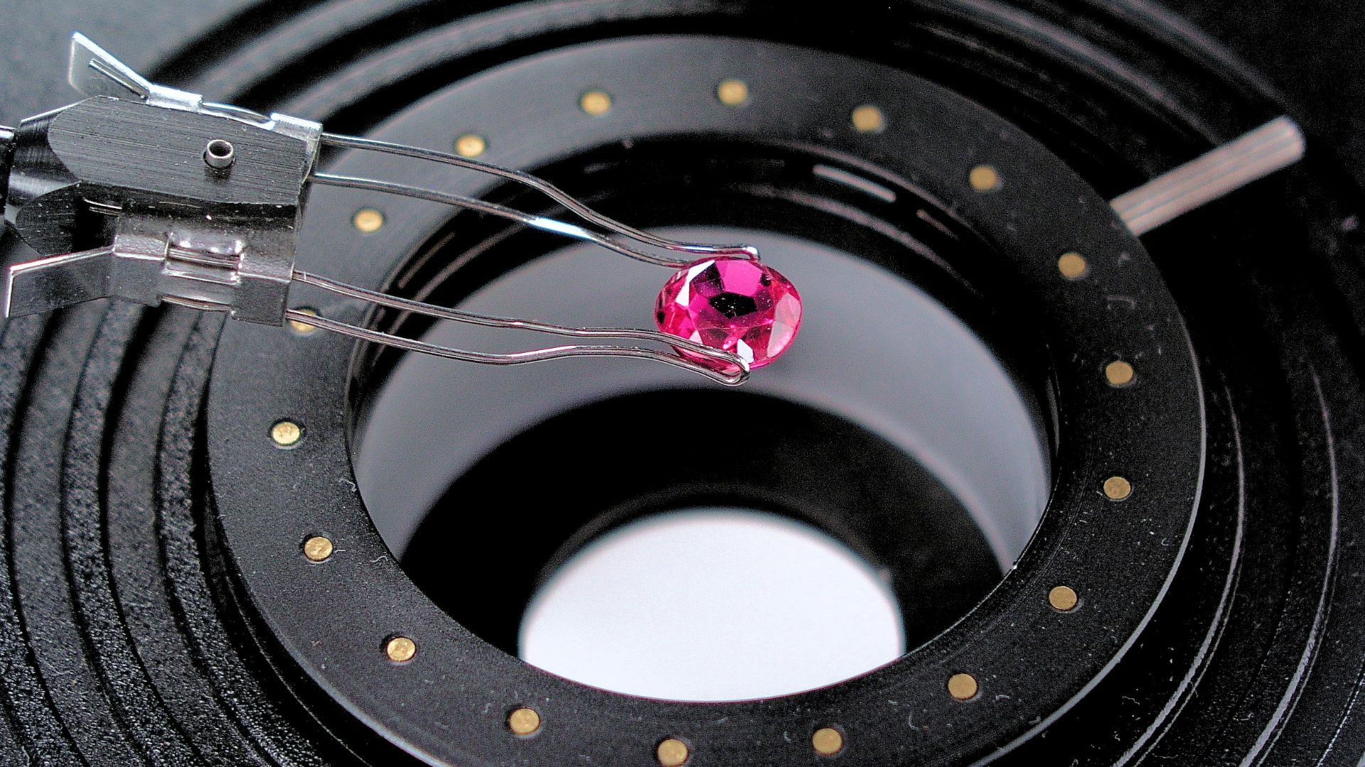 File:Gemmological microscopic examination.jpg