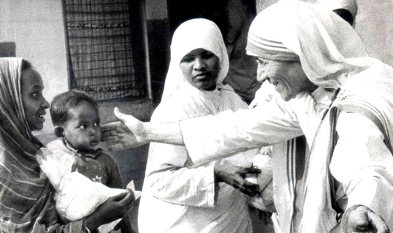 Mother Teresa of Calcutta (1910 - 1997), Head of the Sisters of Charity, working with some of the lepers in Calcutta, 7th December 1971. These are some of the first pictures taken of her after she was highlighted in a BBC documentary film showing her work with the poor and underprivileged of Calcutta. She is seen handing out Christmas gifts in a leper colony - the gifts are a bag of rice and a blanket.