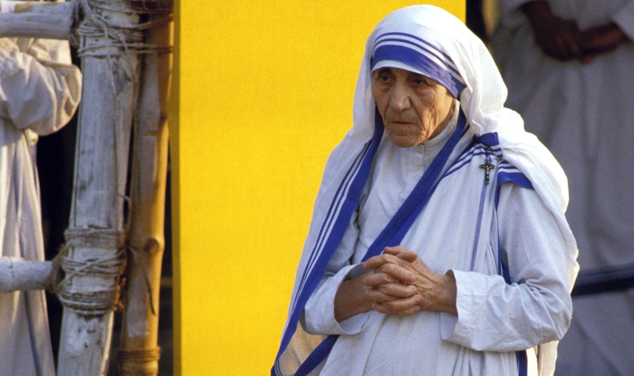  John-Paul II and Mother Teresa in Calcutta, India on February 03, 1986.