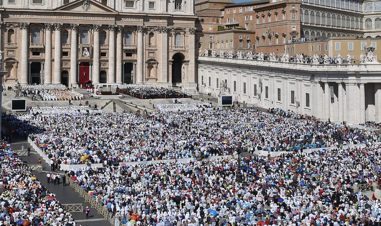 Rome, Vatican City: Canonization of Mother Teresa. Pope Francis I canonizes Mother Teresa 19 years after her death. Overview of Petersplatz, where hundreds of thousands of pilgrims and faithful attend the Mass.