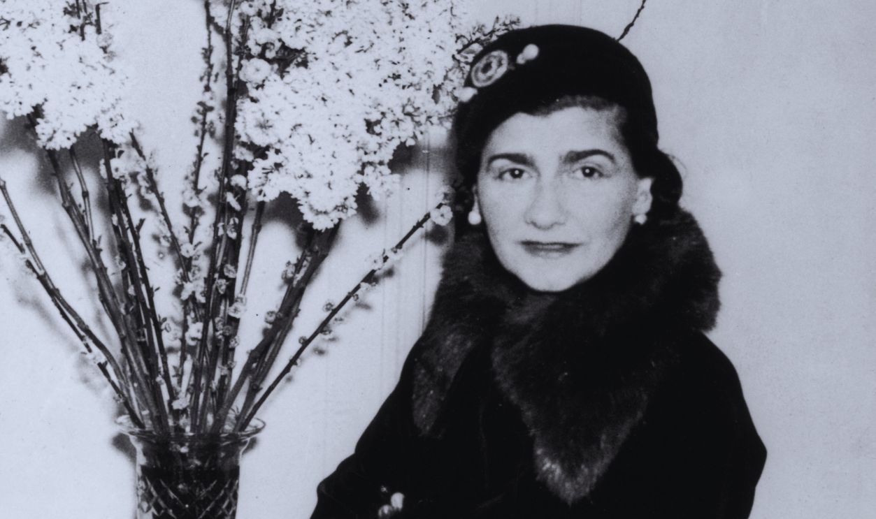 Gettyimages - 81078676, Coco Chanel French fashion designer Gabrielle 'Coco' Chanel (1883 - 1971) at a London hotel, 1932. 