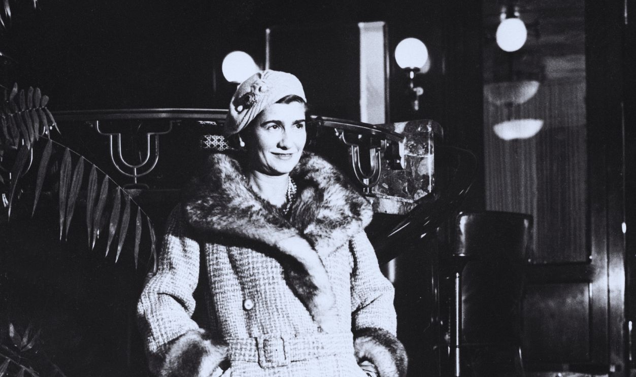 Gettyimages - 104402636, Coco Chanel In New-York UNITED STATES - APRIL 01: The French fashion designer Gabrielle (Coco) CHANEL posing in New York during a stopover to Hollywood (USA). 