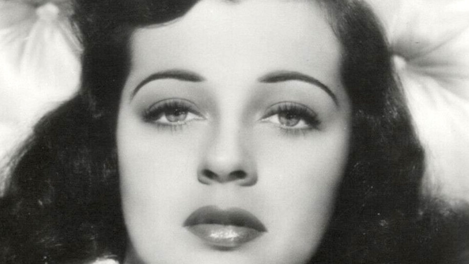 File:Gail Russell postcard photo circa 1950s.jpg