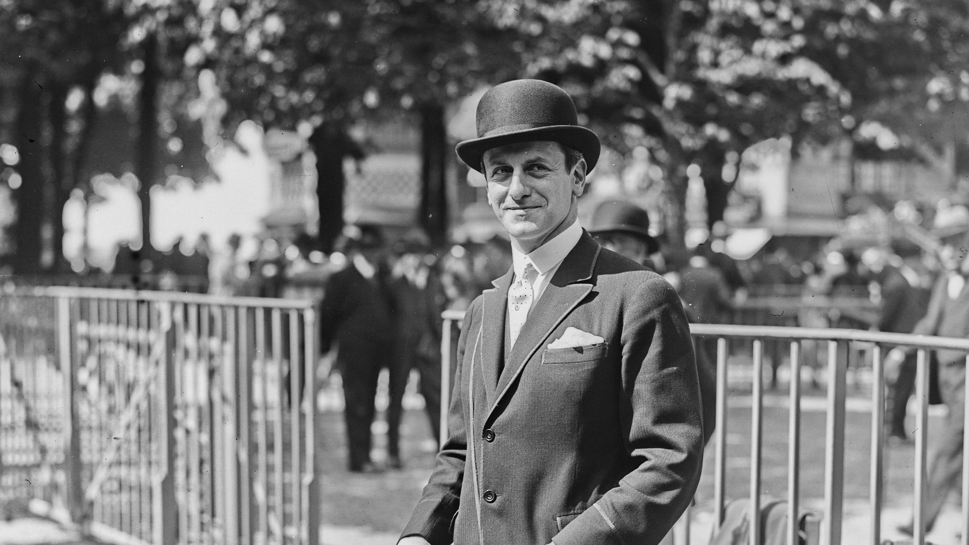 File:(Pierre) Wertheimer (propriétaire du cheval Epinard, à l'hippodrome de Saint-Cloud, lors du match contre le cheval Sir Gallahad, le 19 mai 1924) - btv1b531305384.jpg